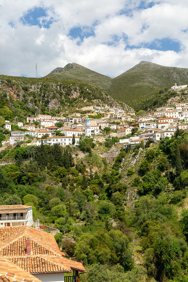 Blick auf das Dorf Dhermi, Albanien, weiß getünchte Gebäude am Berghang