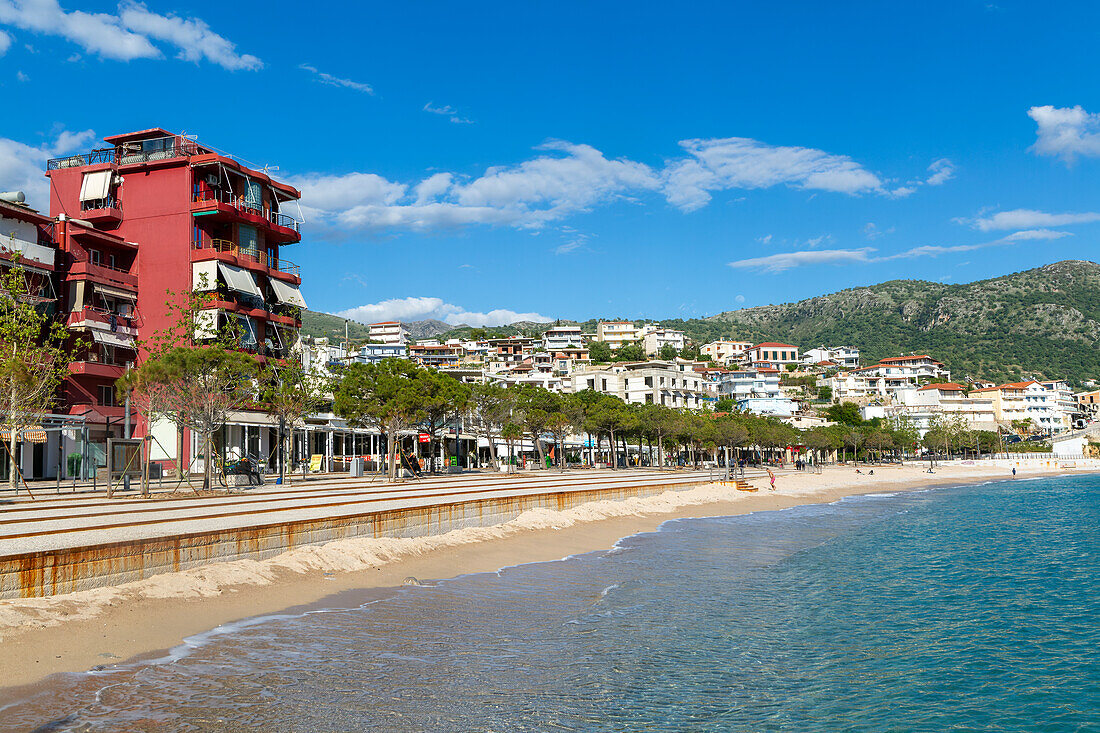 Türkisblaues Meer am Stadtstrand von Himare, Albanische Riviera, Albanien