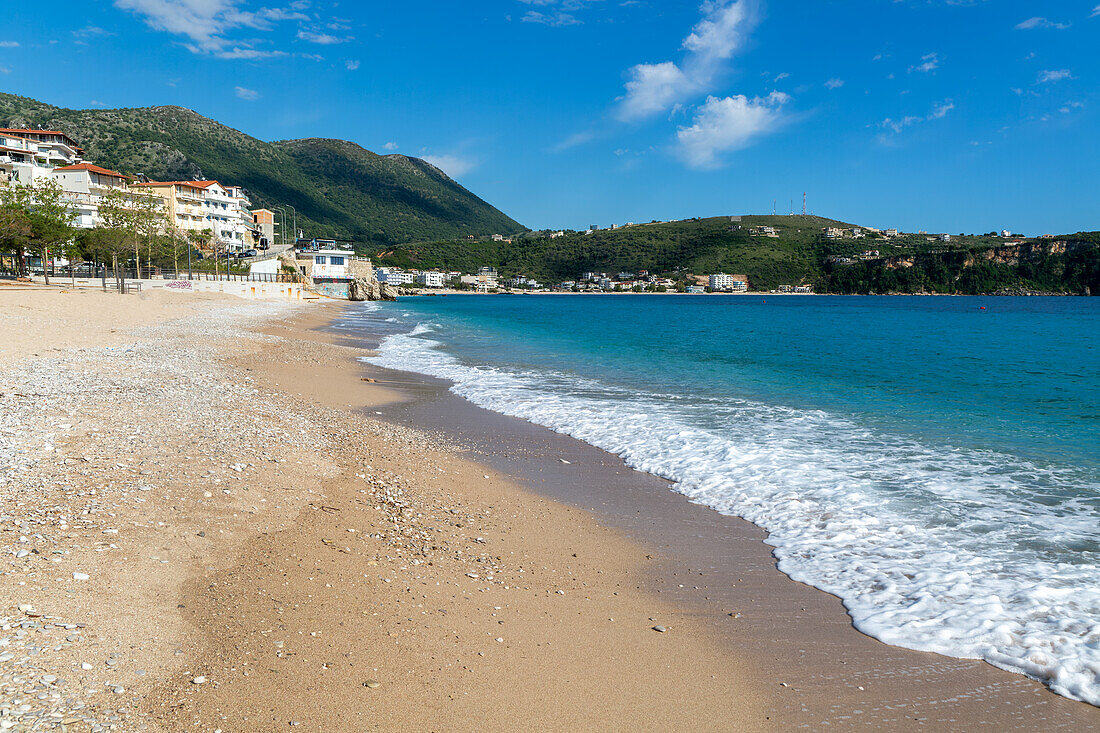 Türkisblaues Meer am Stadtstrand von Himare, Albanische Riviera, Albanien