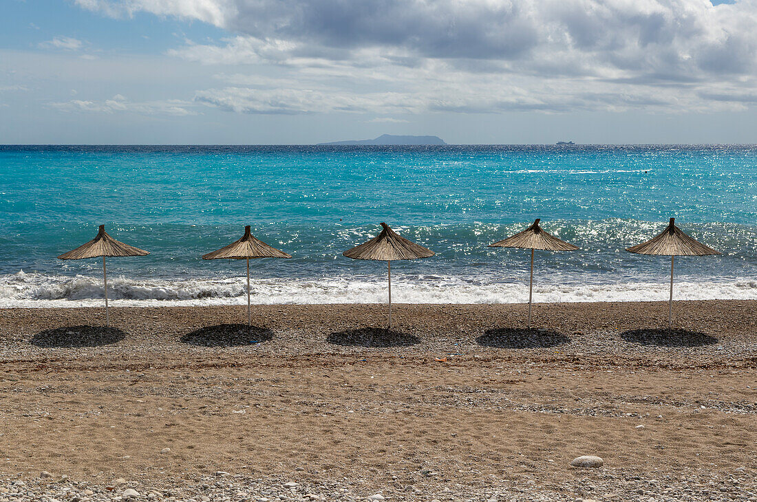 Reihe, Sonnenschirme entlang vom Strand, Ionisches Meer, Dhermi, Albanien, Europa