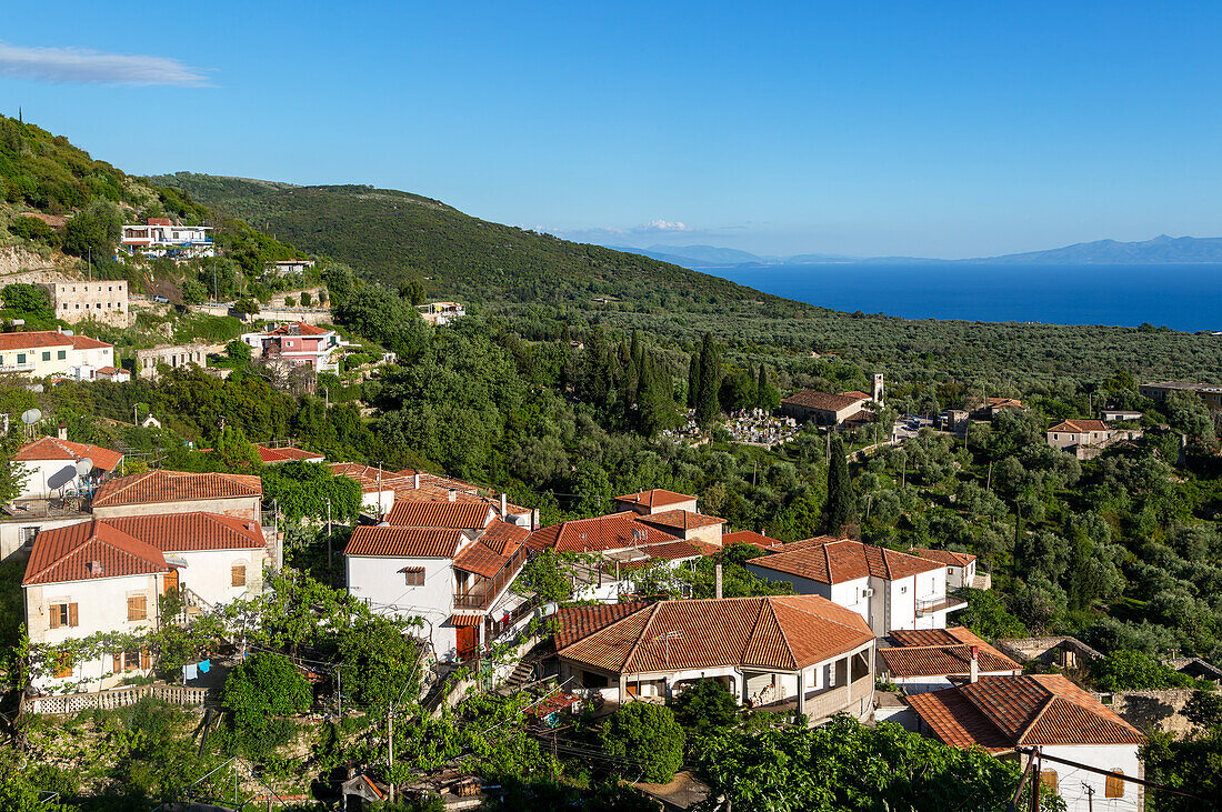 Blick über die Dächer der Häuser im Dorf Vuno, in der Nähe von Himare, Albanien, Europa, Blick Richtung Ionisches Meer