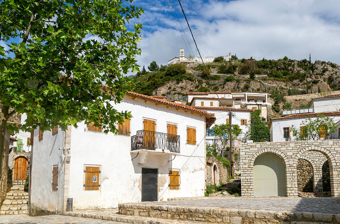 Dorf und Hügel griechisch-orthodoxe Kirche der Heiligen Maria, Panagia-Kloster, Dhermi, Albanien, Europa