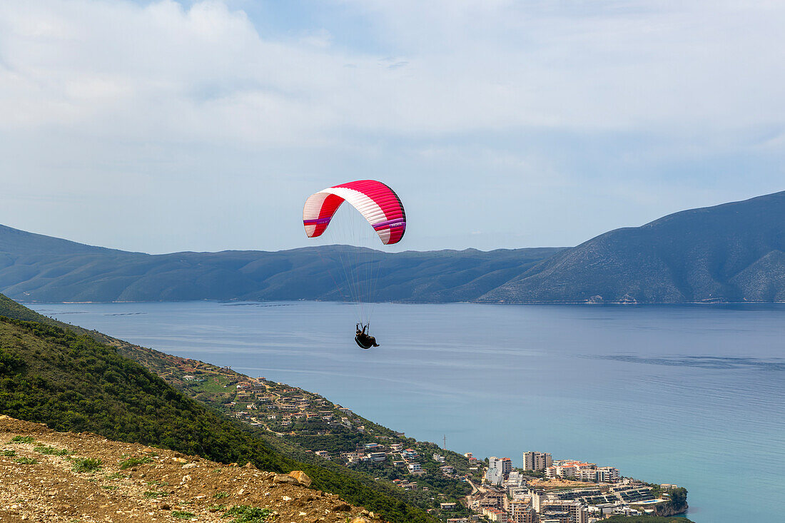 Gleitschirm am Berghang über der Adria bei Vlore, Albanien, Europa