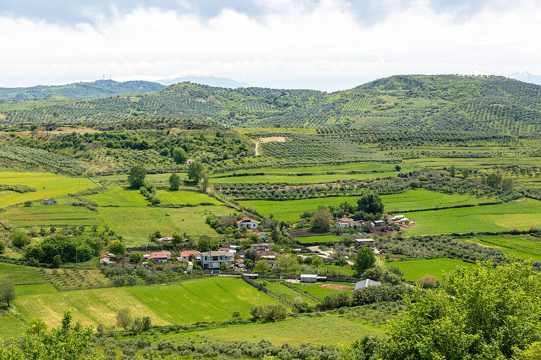 Blick südöstlich von Apollonia über Felder, Landschaft, Hügel, Dorf Kryegjatë, Fier, Albanien, Europa