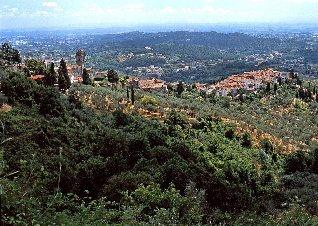 Dorf und Landschaft bei Lucca, Toskana, Italien