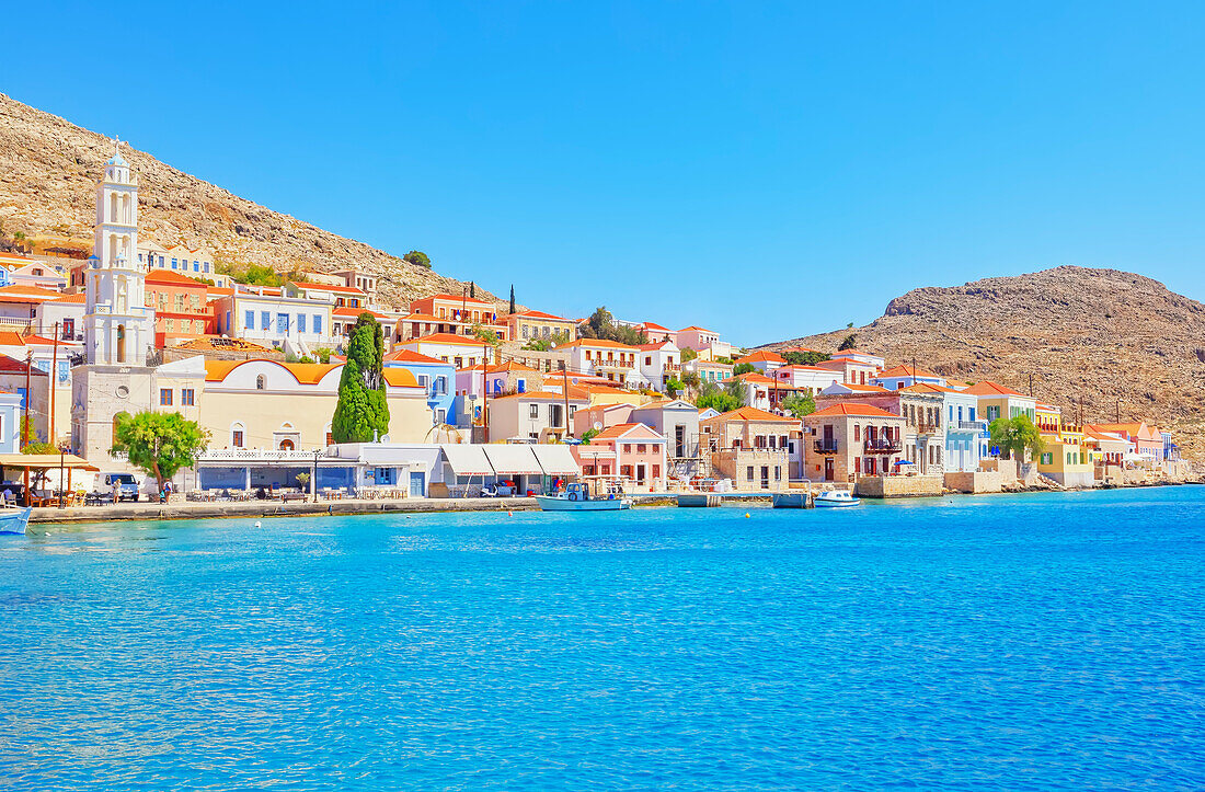 Blick auf den Hafen von Emporio und die St.-Nikolaus-Kirche in der Ferne, Insel Halki, Chalki, Dodekanes, Griechenland