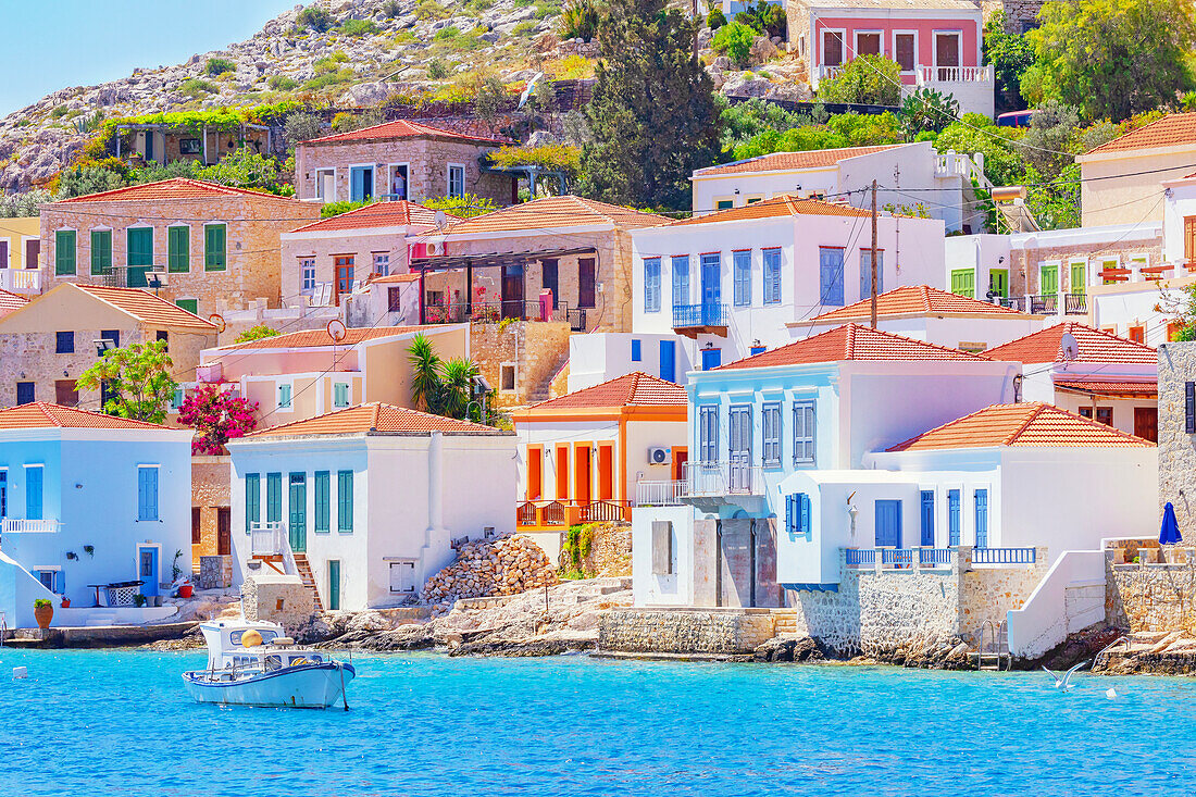 Blick auf den Hafen von Emporio, Insel Halki, Chalki, Dodekanes, Griechenland