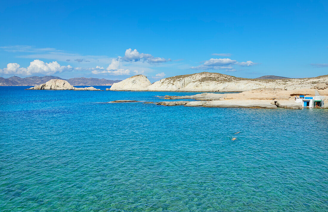  Blick auf die Küste von Milos in der Nähe von Adamas, Insel Milos, Kykladen, Griechenland 