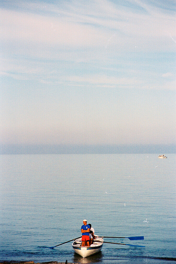 Fischer mit Ruderboot auf dem Meer, Ligurien, Italien