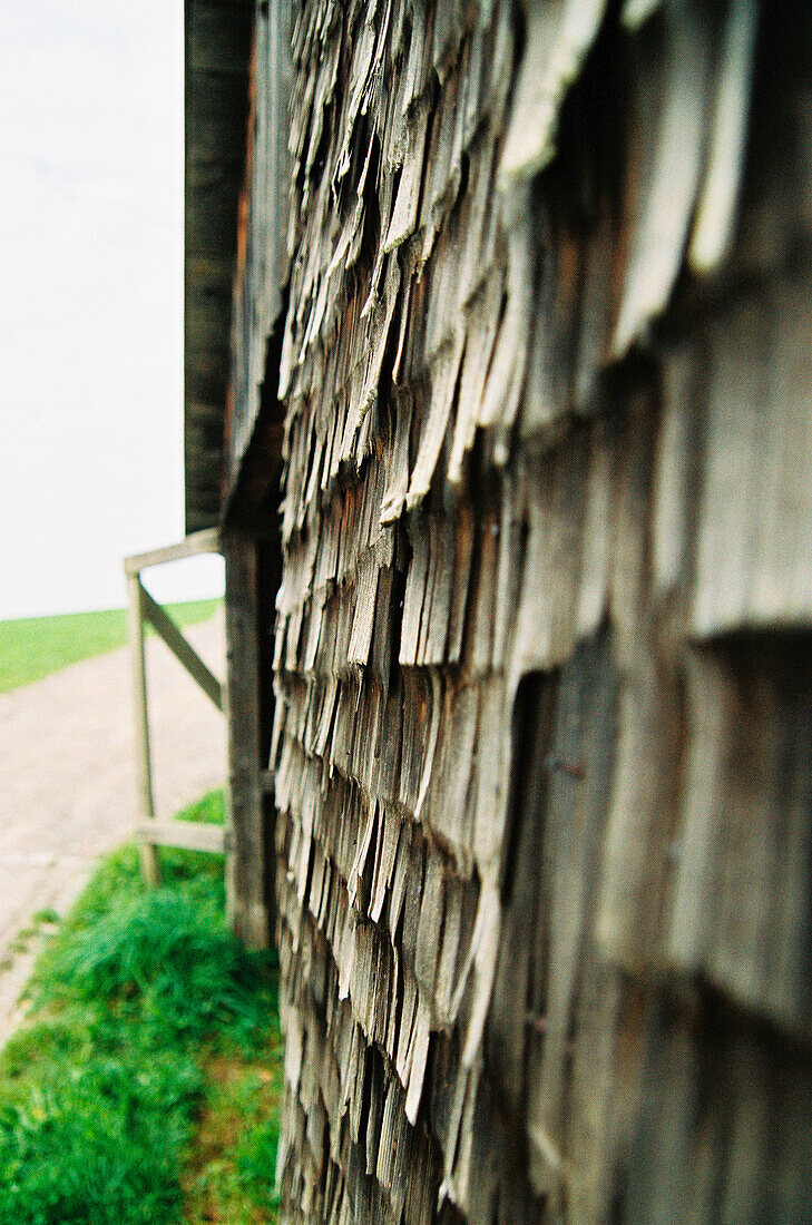 Schindelhaus, Schindeln, Holzhaus im Sommer