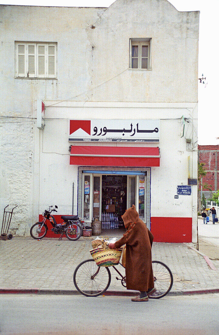 Berber mit Fahrrad, Tunesien, Afrika