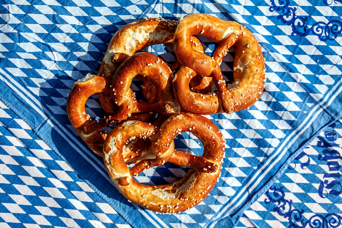 Brezen auf blauer Serviette mit bayrischen Rauten