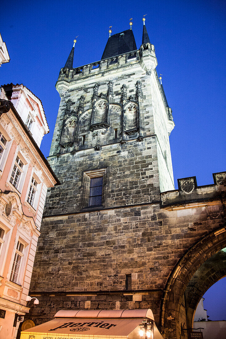 Stadttor mit Turm in der Altstadt von Prag, Tschechien