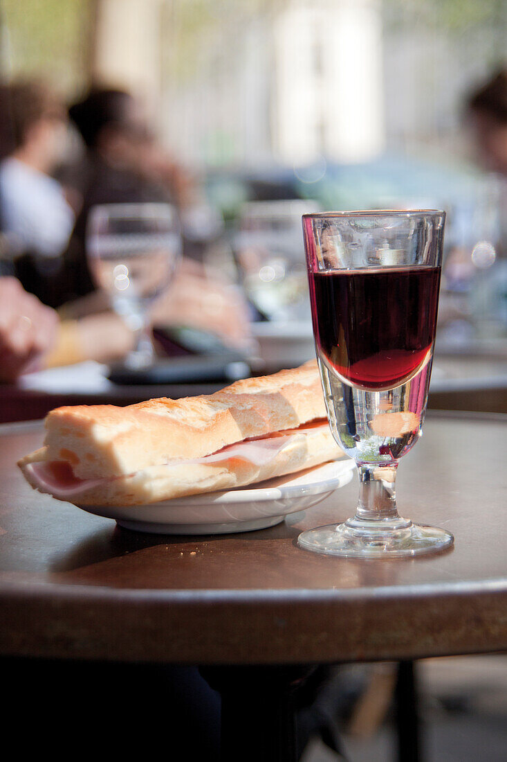 Schinkensandwich und ein Glas Rotwein, Paris, Frankreich