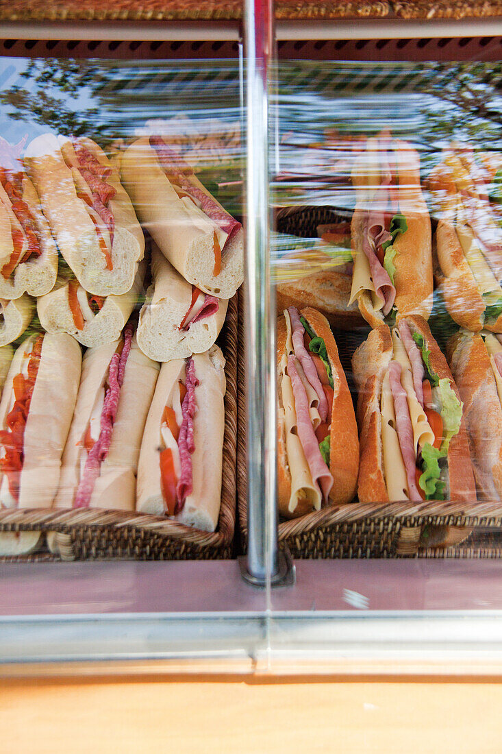 Sandwich im Schaufenster, Paris, Frankreich