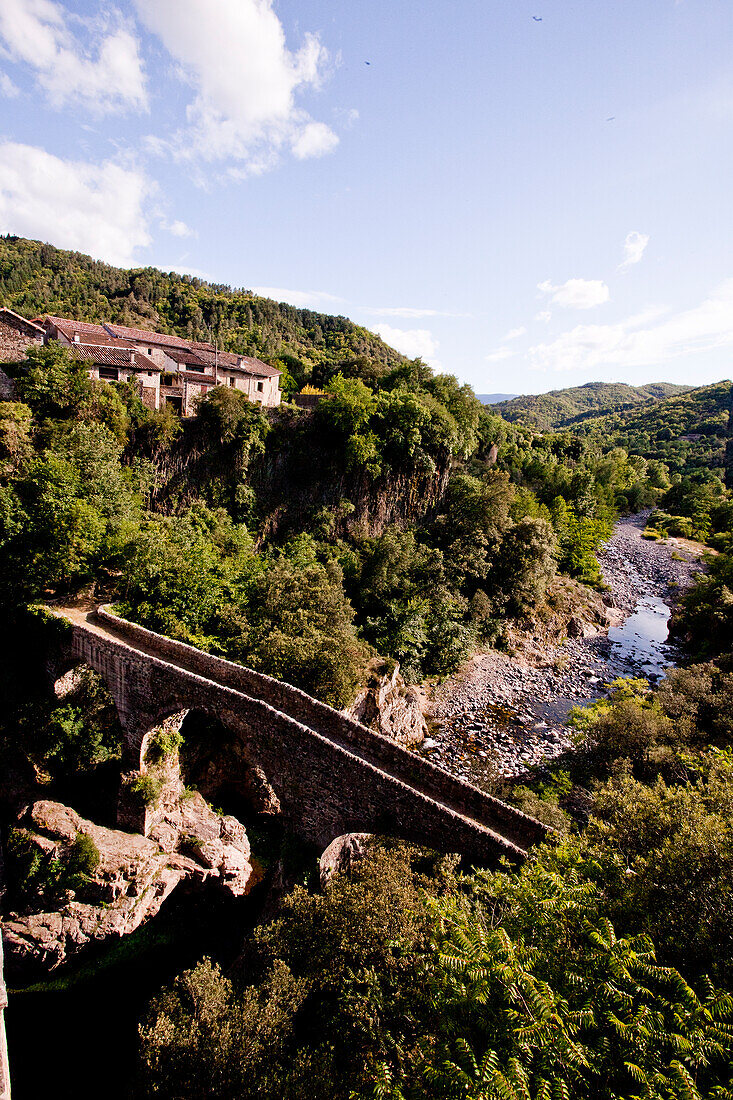 Alte Steinbrücke über Flusstal, in der Ardeche, Region Auvergne-Rhône-Alpes, Frankreich