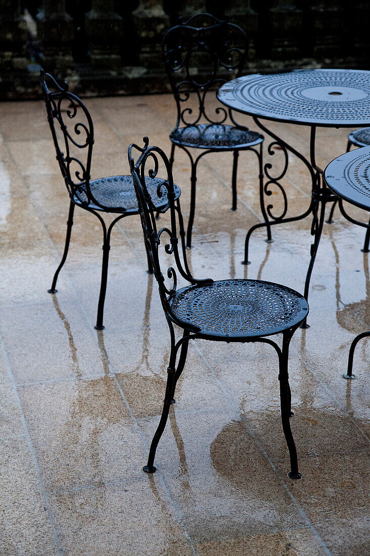 Bartische auf der Terrasse im Regen im Herbst, Südtirol, Italien