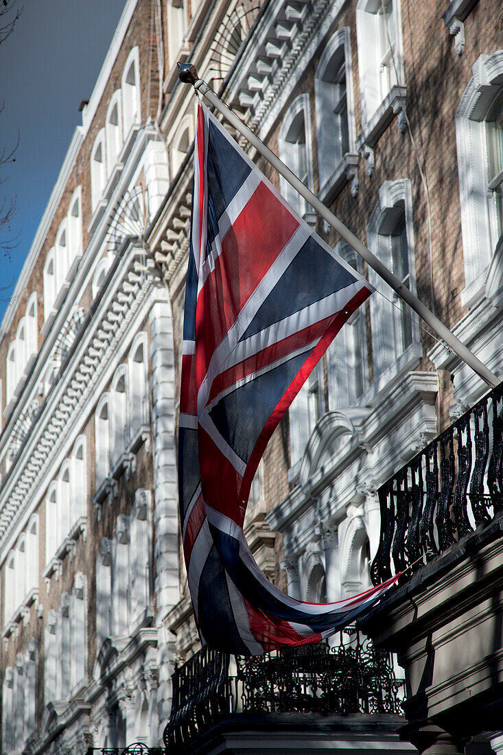 Englische Fahne Union Jack vor historischen Hausfassaden, London, England, Großbritannien