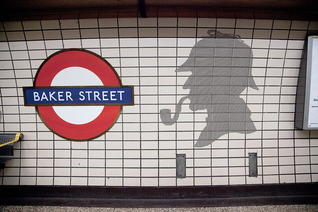 Baker Street U-Bahn Station und Wandmalerei von Sherlock Holmes Museum, London, England, Großbritannien