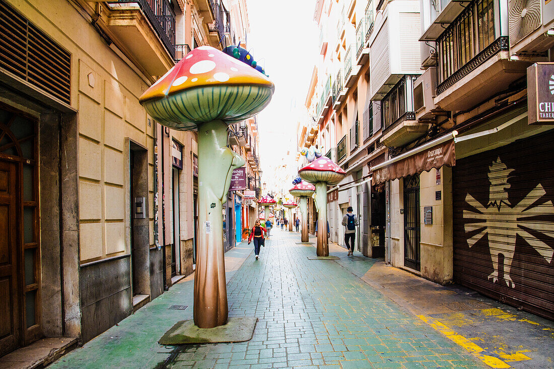 Pilzstatuen in der Einkaufsmeile der Calle San Francisco, Costa Blanca, Alicante Zentrum, Costa Blanca, Spanien