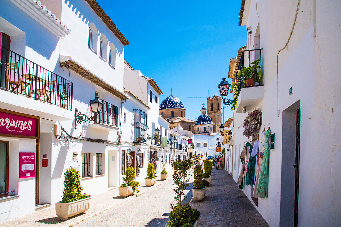 Weißes Dorf der Costa Blanca, Hauptstraße San Miguel, mit Kirche Nuestra Senora de Consuleo, Altea, Provinz Alicante Spanien