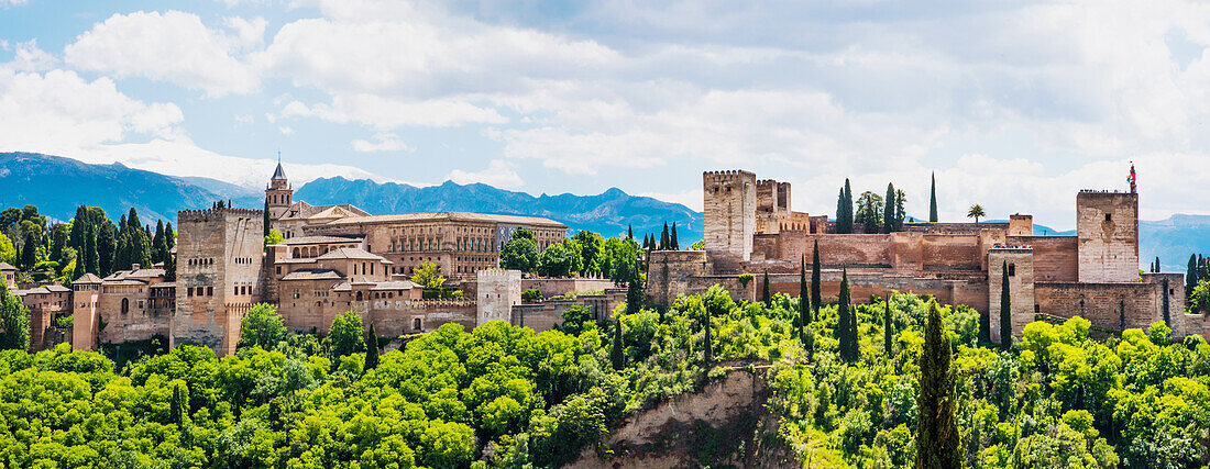  Alhambra Granada, World Heritage Site, Nasrid Palaces and Alcazaba, in front of the snow-capped Sierra Nevada, Granada Province, Spain 