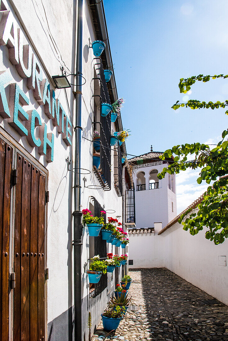 Typisches Haus mit Blumendekoration, Stadtteil Albaicin, Granada, Provinz Granada, Spanien