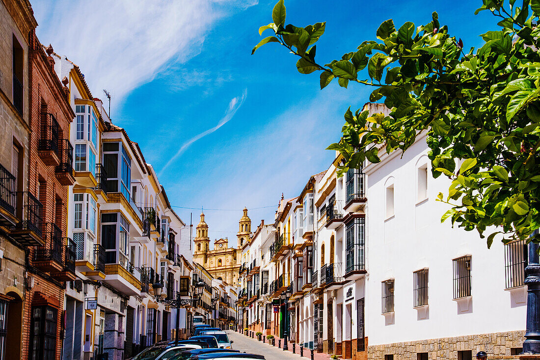 Altstadt Calle Lana und Blick zur Kathedrale, Weißes Dorf Olvera, Provinz Cadiz, Andalusien, Spanien