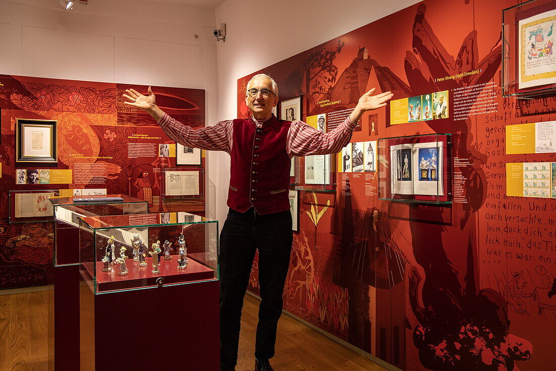  Tour guide explains exhibition in the Brothers Grimm House Museum, Steinau an der Straße, Spessart-Mainland, Hesse, Germany 