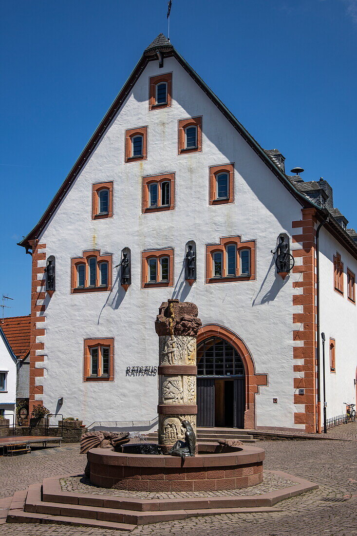 Fachwerkgebäude der Kemenate derer von Hutten/Lutherisches Pfarrhaus in der Altstadt, gesehen von den Gärten von Schloss Steinau, Steinau an der Straße, Spessart-Mainland, Hessen, Deutschland