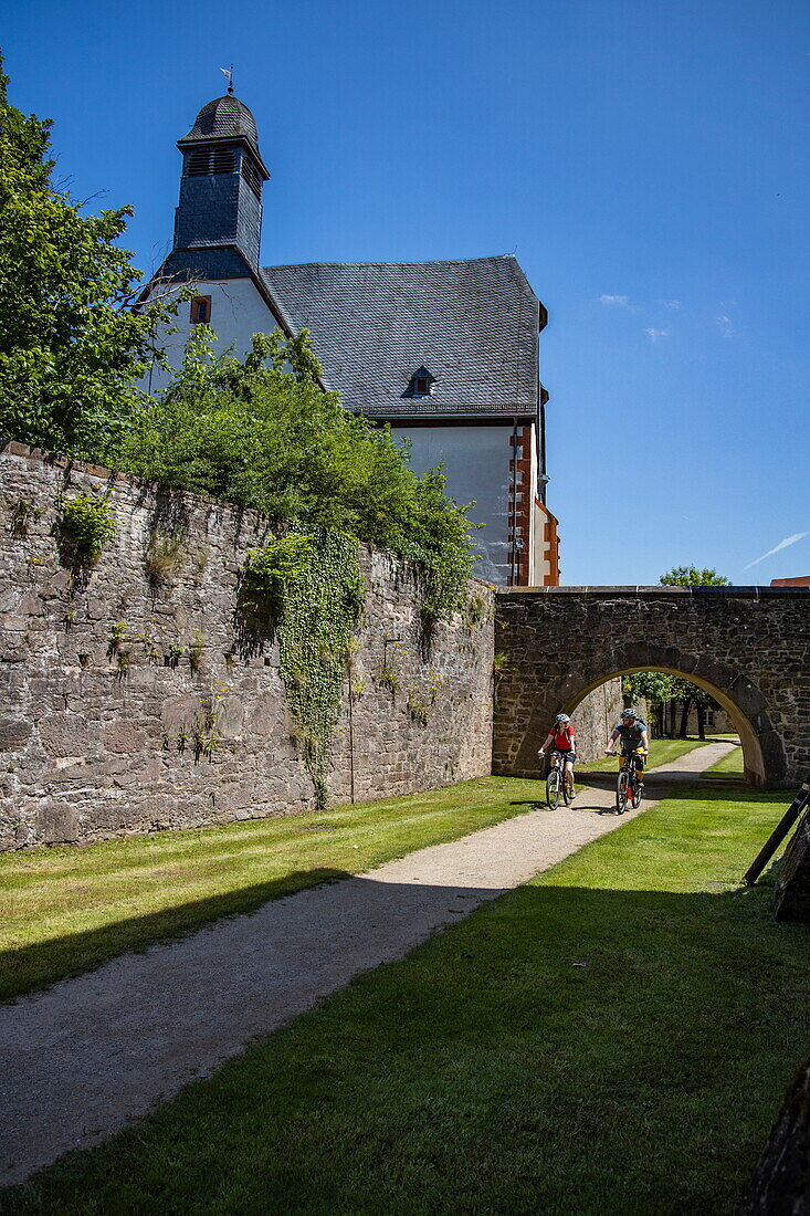 Radfahrer auf dem Weg im Graben von Schloss Steinau, Steinau an der Straße, Spessart-Mainland, Hessen, Deutschland