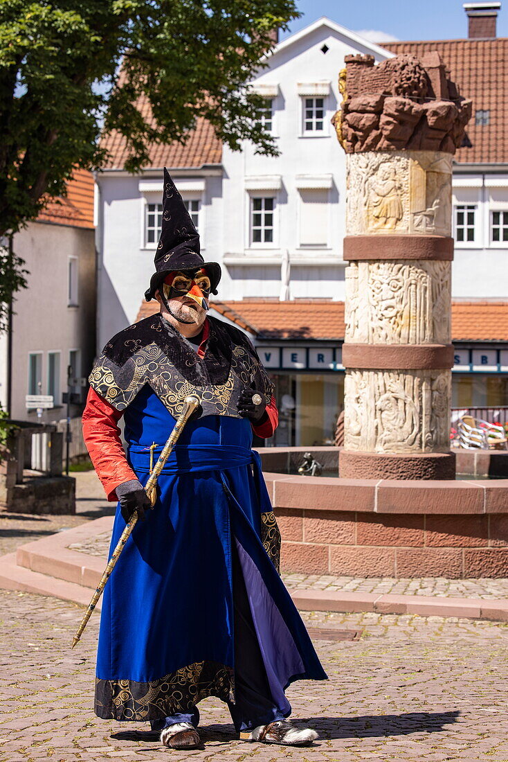 Mann im Kostüm der Figur „Der große Zauberer“ aus dem Märchen „Der gestiefelte Kater“ der Brüder Grimm, Steinau an der Straße, Spessart-Mainland, Hessen, Deutschland