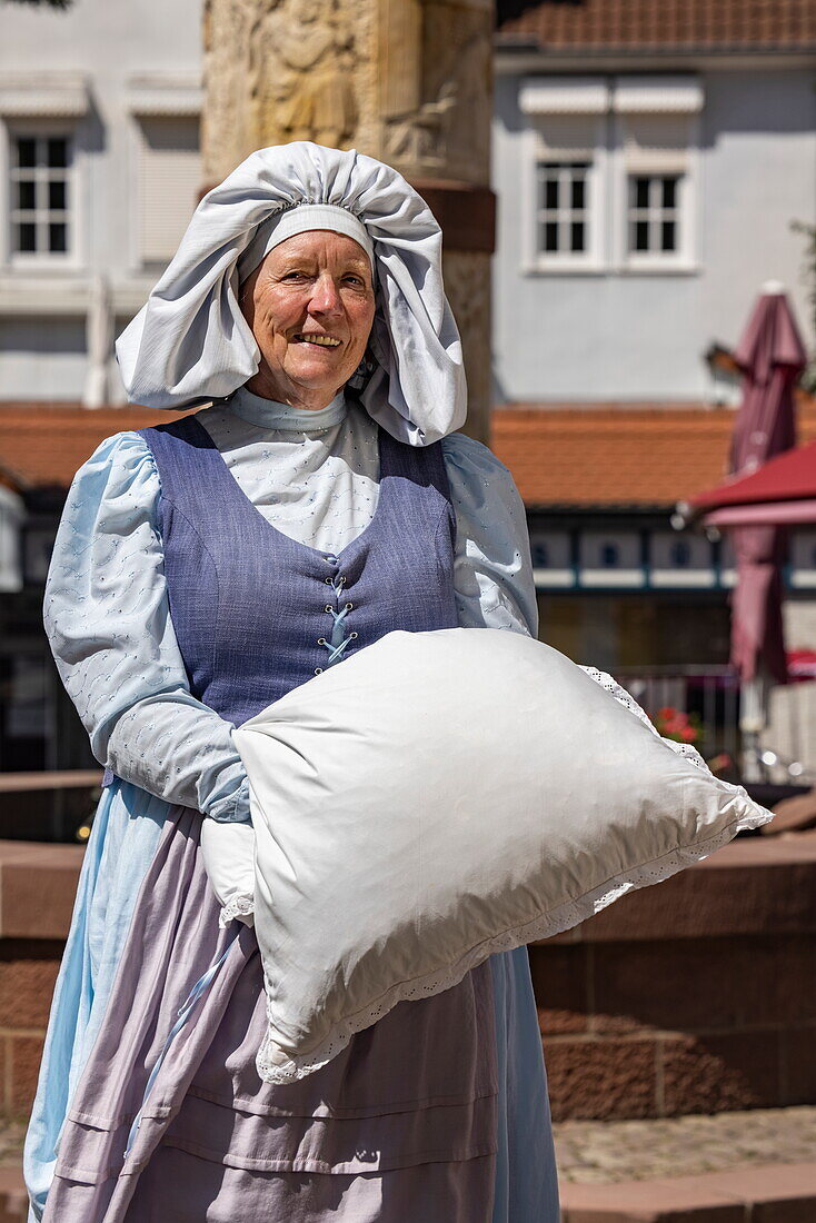  Woman in the costume of the character “Frau Holle” from the fairy tale “Frau Holle” by the Brothers Grimm, Steinau an der Straße, Spessart-Mainland, Hesse, Germany 