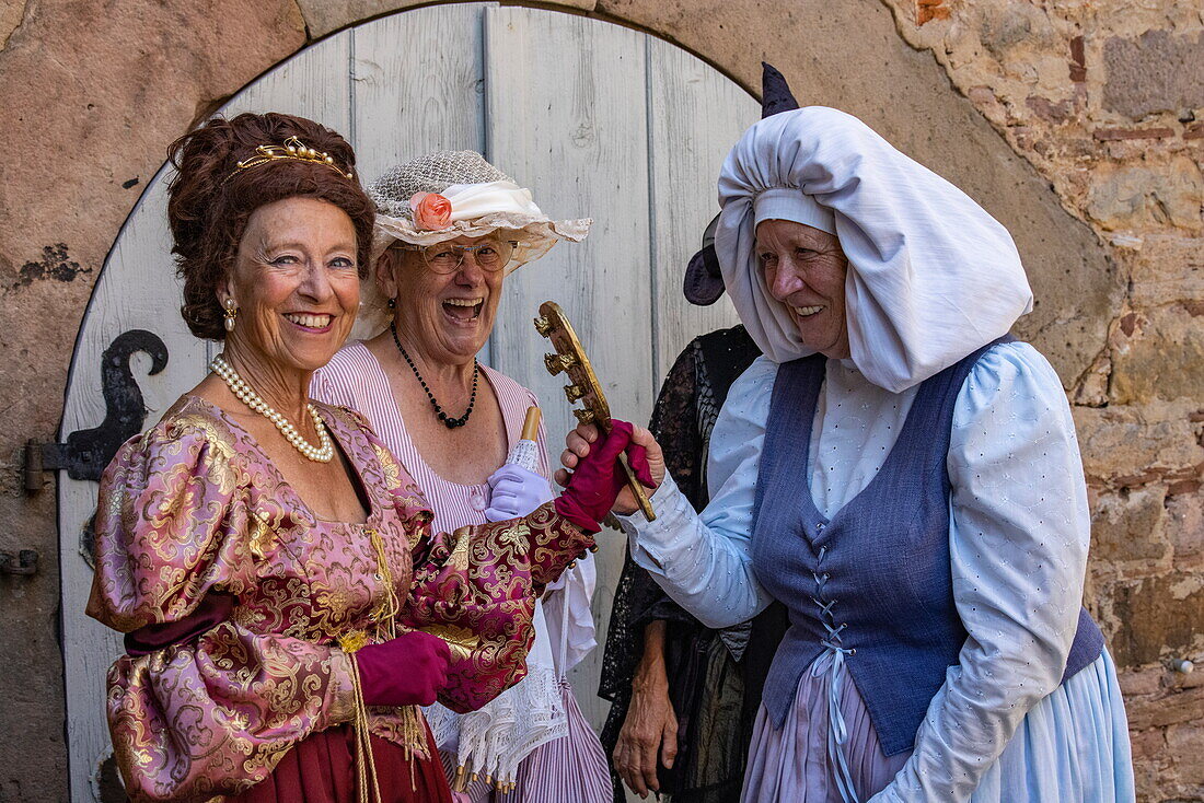 Frauen in Kostümen der „Hofdame aus Kassel“, „Schwester von Dorothea Grimm“ (Mutter der Brüder Grimm) und „Frau Holle“, Steinau an der Straße, Spessart-Mainland, Hessen, Deutschland