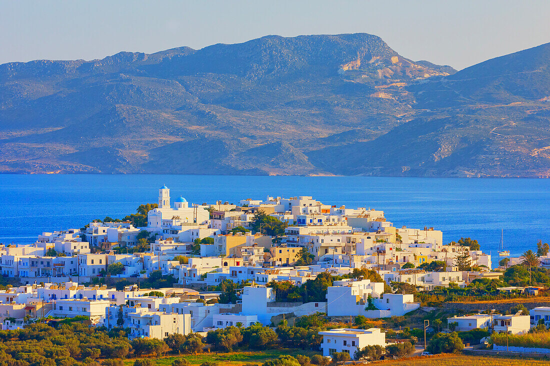  Blick auf den Hafen von Adamas, Adamas, Insel Milos, Kykladen, Griechenland 