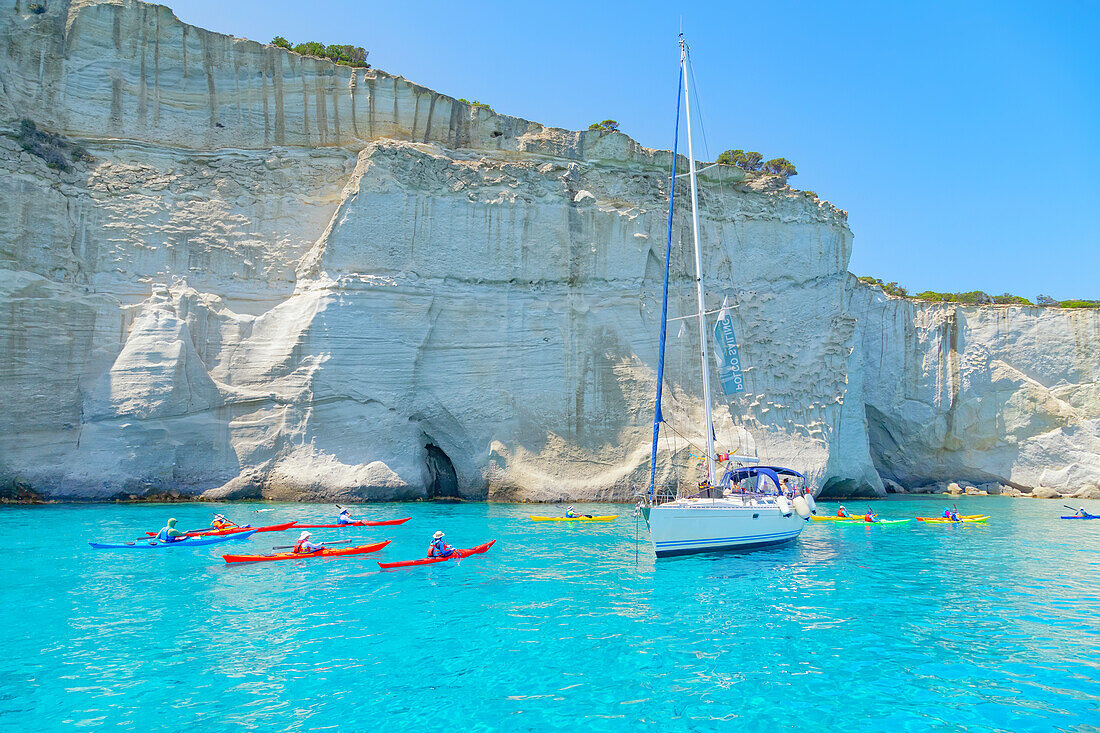  Gruppe von Menschen, Kajakfahren, Kleftiko, Insel Milos, Kykladen, Griechenland 