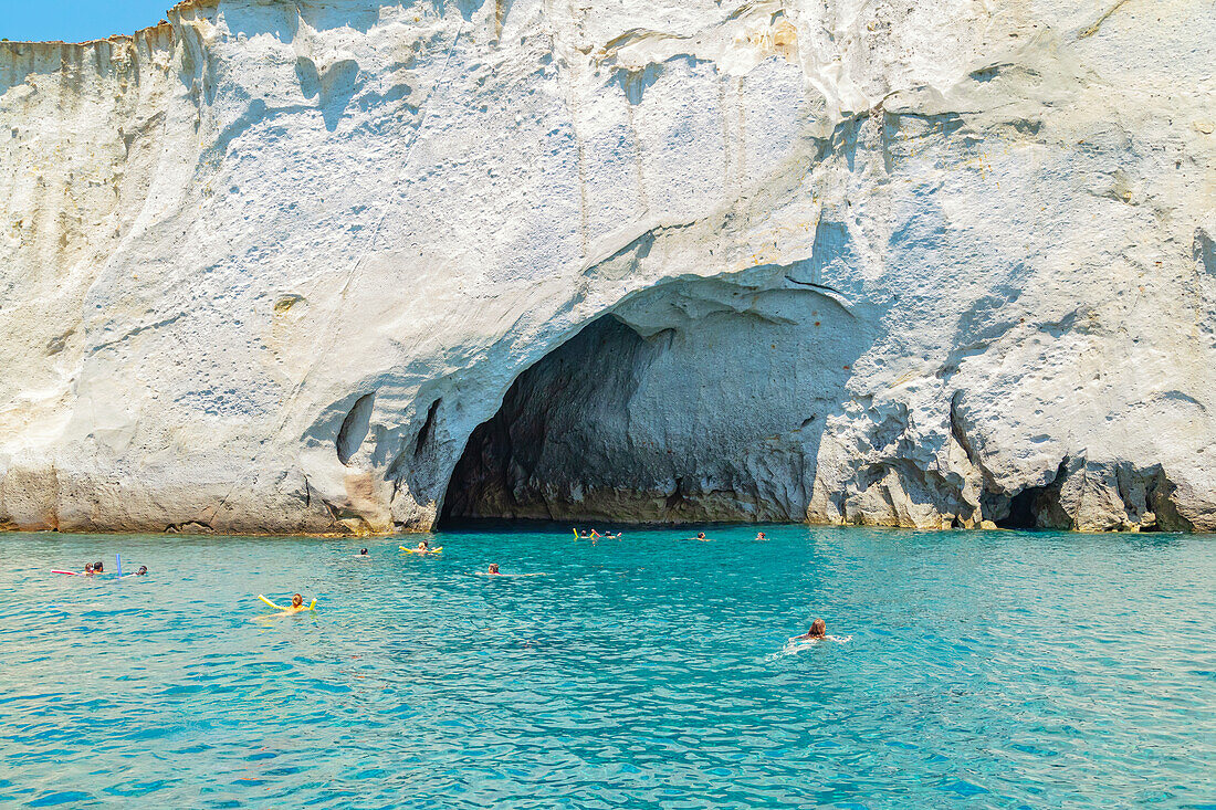  Menschen schwimmen in der Nähe von Meereshöhle, Kleftiko, Insel Milos, Kykladen, Griechenland 