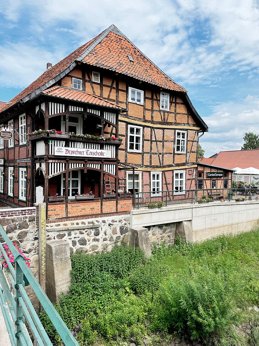  The &quot;Drawehner Torschenke&quot;, Hitzacker&#39;s oldest inn, on the old town island, surrounded by the Jeetzel, Lower Saxony, Germany 