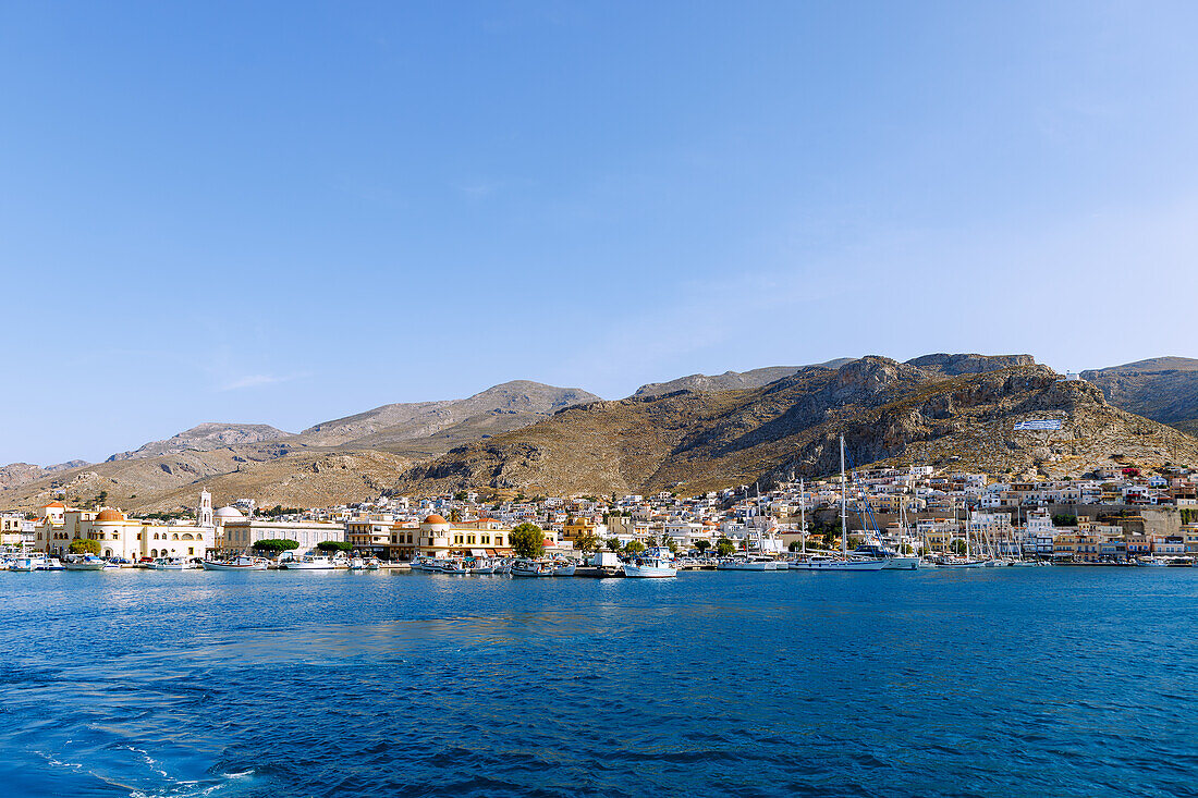 Inselhauptstadt Póthia mit Zoll- und Hafenamt, Nautischem Museum, Rathaus (Dimarchio) und pastellfarbenen Häusern und Booten im Hafen auf der Insel Kalymnos (Kalimnos) in Griechenland