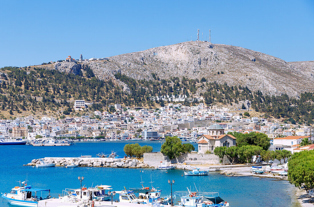 Inselhauptstadt Póthia, Fischerboote im Hafen und Kloster Agíou Savvas auf dem Hügel über Pothia auf der Insel Kalymnos (Kalimnos) in Griechenland