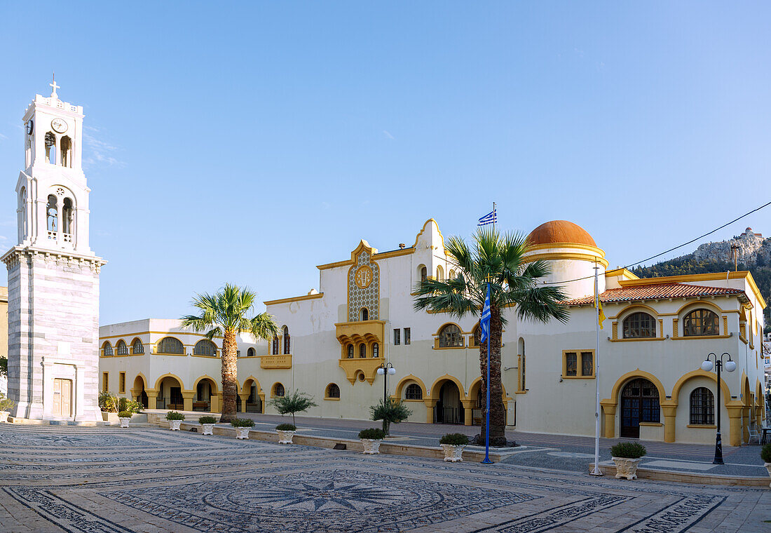 Platía Eleftherías, Rathaus (Dimarchio) und Glockenturm der Kirche Metamorfoseos tou Sotiros Christou in Póthia auf der Insel Kalymnos (Kalimnos) in Griechenland