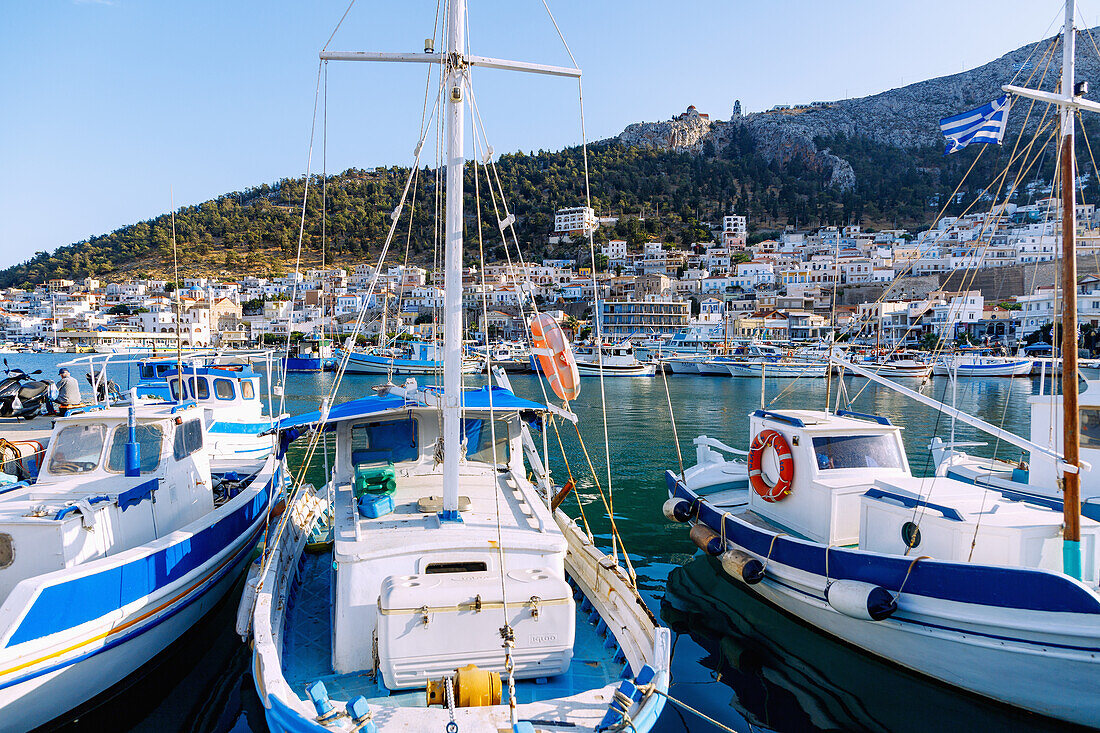 Inselhauptstadt Póthia, Kloster Agíou Savvas auf dem Hügel über Pothia mit Hafen auf der Insel Kalymnos (Kalimnos) in Griechenland