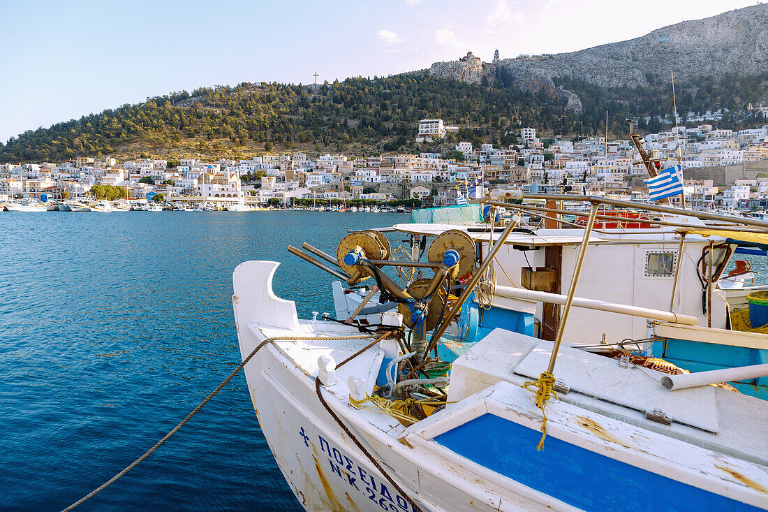 Inselhauptstadt Póthia, Kloster Agíou Savvas auf dem Hügel über Pothia mit Hafen auf der Insel Kalymnos (Kalimnos) in Griechenland