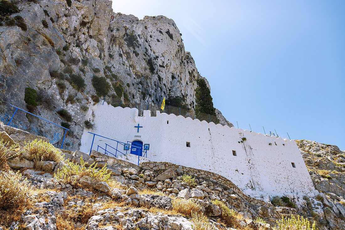 Kloster Panagìa Psilí in den Felsen hoch über dem Ort Metóchi auf der Insel Kalymnos (Kalimnos) in Griechenland