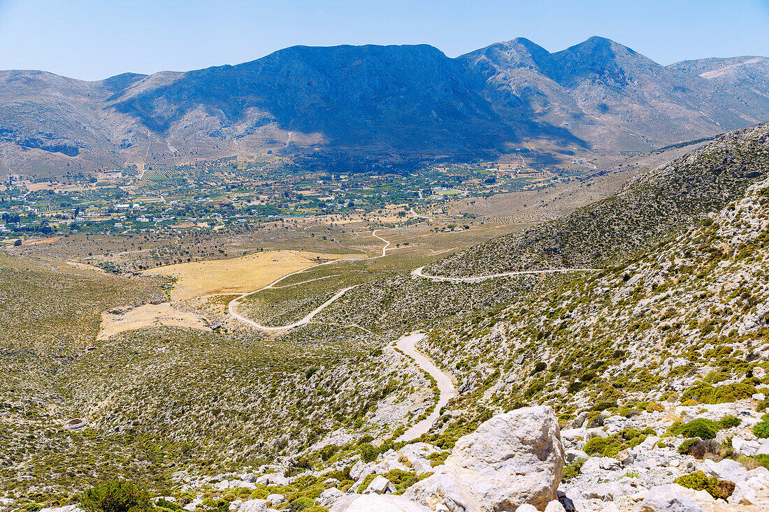  Mountain road to the chapel Stavrós on the hiking trail to the monastery Panagìa Psilí in the rocks high above the village Metóchi on the island of Kalymnos (Kalimnos) in Greece 