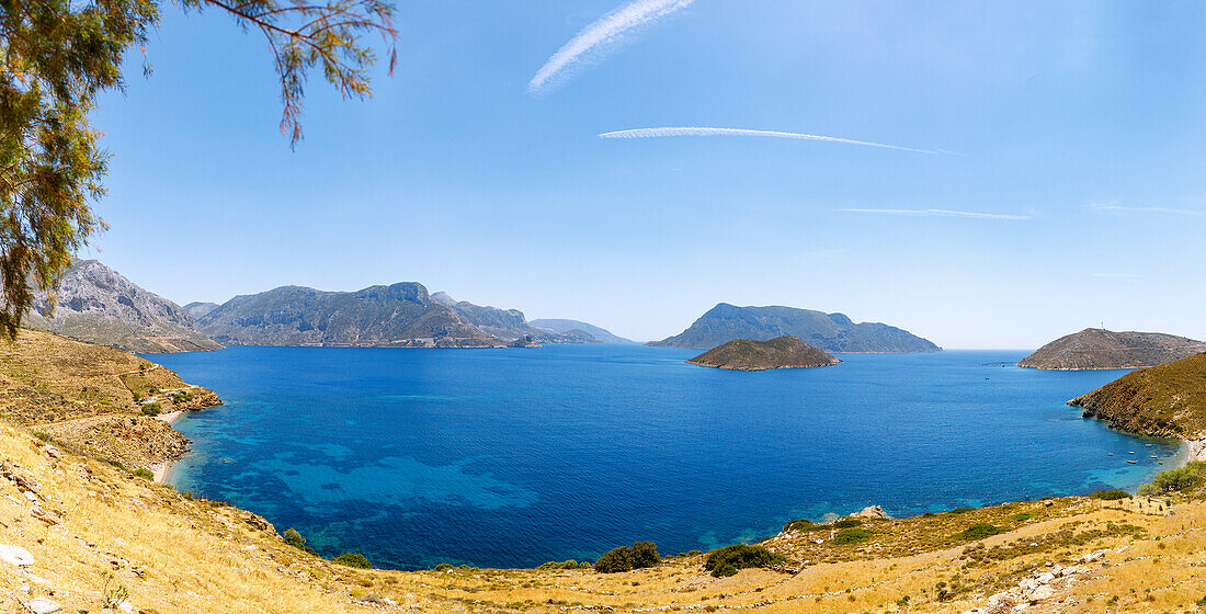 Küstenlandschaft bei Skalia mit Blick auf Massoúri, die Inseln Nisi Kalavros und Nisi Télendos sowie die Halbinsel Palioníssi auf der Insel Kalymnos (Kalimnos) in Griechenland