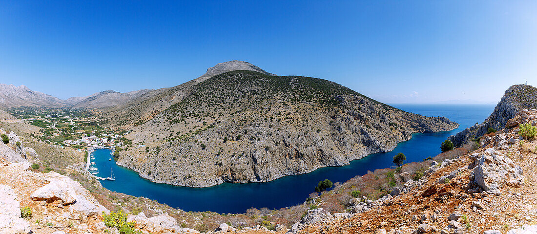 Golf von Vathí mit Hafenbucht und Blick ins grüne Tal von Vathí mit Zitrusplantagen auf der Insel Kalymnos (Kalimnos) in Griechenland