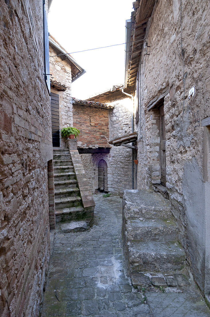 Gasse in Vestignano, Marken, Italien