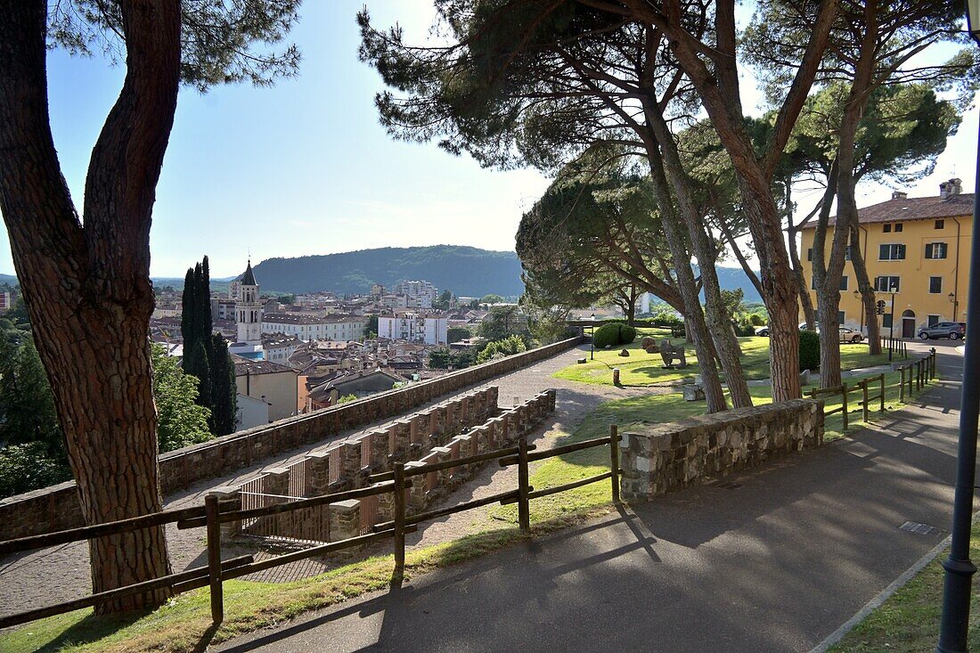 Blick von der Burg Borgo Castello über die Stadt, Gorizia, Friaul, Nord-Italien, Italien