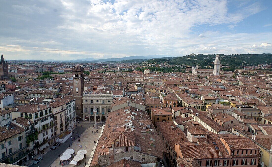 Blick vom Torre dei Lamberti gen Piazza Erbe, Verona, Veneto, Italien